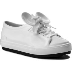 Półbuty MELISSA - Be + Disney Ad 32259 White/Black 51736. Białe półbuty damskie Melissa, z motywem z bajki, z tworzywa sztucznego, na płaskiej podeszwie. W wyprzedaży za 299,00 zł.