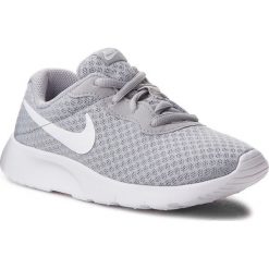 Buty NIKE - Tanjun (PS) 818382 012 Wolf Grey/White/White. Szare półbuty dziewczęce Nike, na sznurówki. W wyprzedaży za 149,00 zł.