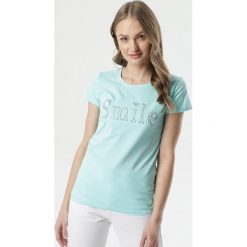 Jasnoniebieski T-shirt Fransiska. Niebieskie bluzki damskie Born2be, s, z napisami, z okrągłym kołnierzem. Za 39,99 zł.