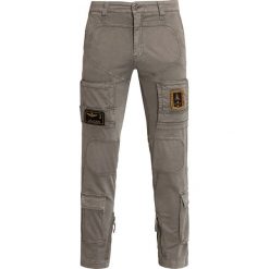 Spodnie AERONAUTICA MILITARE. Niebieskie spodnie męskie Aeronautica Militare, z aplikacjami, militarne. Za 1110,00 zł.