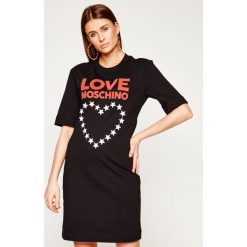 Sukienka dzianinowa LOVE MOSCHINO W5B4901E 2124. Czarne sukienki damskie Love Moschino, bez wzorów, z elastanu, bez kołnierzyka, bez rękawów. W wyprzedaży za 599,00 zł.