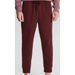 Spodnie dresowe basic - Bordowy. Czerwone spodnie męskie Cropp, s, z dresówki. W wyprzedaży za 39,99 zł.