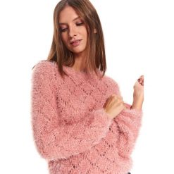 Sweter z włosem. Różowe swetry damskie Top Secret, na zimę, bez wzorów, z dzianiny, z krótkim rękawem, krótkie, bez kaptura. Za 129,99 zł.