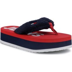 Japonki TOMMY JEANS - Color Black Mid Beach Sandal EN0EN00850 Twilight Navy C87. Niebieskie klapki damskie Tommy Jeans, bez wzorów, z jeansu, bez obcasa. W wyprzedaży za 159,00 zł.