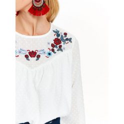 Damska bluzka z tkaniny plumeti ozdobiona haftem. Białe bluzki damskie Top Secret, z haftami, z tkaniny, eleganckie, z dekoltem na plecach, z długim rękawem. Za 69,99 zł.