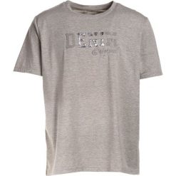 Jasnoszara Koszulka Thrassa. Szare koszulki męskie Born2be, xl, z napisami, eleganckie, z okrągłym kołnierzem, z krótkim rękawem, krótkie. Za 49,99 zł.
