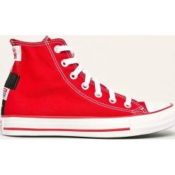 Converse - Trampki. Czerwone trampki i tenisówki damskie Converse, bez wzorów, z gumy, na sznurówki. W wyprzedaży za 279,90 zł.