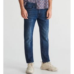 Jeansy regular fit - Granatowy. Niebieskie jeansy damskie relaxed fit Reserved, m, bez wzorów. Za 99,99 zł.