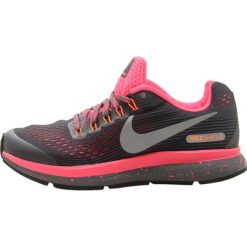 Nike Performance ZOOM PEGASUS 34 SHIELD Obuwie do biegania treningowe dark grey/reflect silver/racer pink/black. Czerwone buty sportowe dziewczęce Nike Performance, z materiału, do biegania. W wyprzedaży za 239,40 zł.