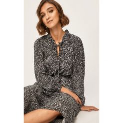 Answear - Sukienka. Czarne sukienki damskie ANSWEAR, na co dzień, s, w kwiaty, z wiskozy, casualowe, bez kołnierzyka, z długim rękawem, długie, maxi, proste. W wyprzedaży za 139,90 zł.