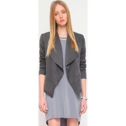 ŻAKIET DAMSKI. Szare marynarki i żakiety damskie Top Secret, z dzianiny, eleganckie. Za 69,99 zł.