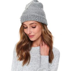 Czapka. Szare czapki damskie z dzianiny. W wyprzedaży za 24,99 zł.