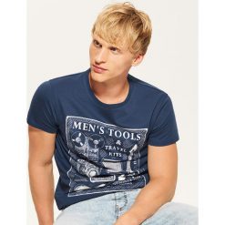 T-shirt z nadrukiem - Niebieski. Niebieskie t-shirty męskie z nadrukiem marki House, l. Za 35,99 zł.