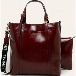 Twinset - Torebka. Czerwone torby damskie na zakupy Twinset, w paski, z poliesteru, na ramię, duże, bez dodatków. W wyprzedaży za 539,90 zł.