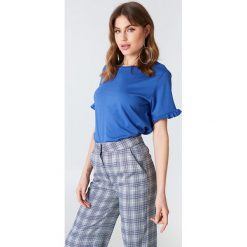 NA-KD T-shirt z falbanką - Blue. Niebieskie t-shirty damskie marki NA-KD, z bawełny, z falbankami. W wyprzedaży za 30,48 zł.