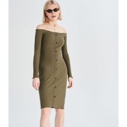 Dopasowana sukienka - Khaki. Brązowe sukienki damskie marki Sinsay, s, bez wzorów, bez kołnierzyka, bez rękawów, dopasowane. Za 49,99 zł.