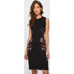 Desigual - Sukienka/tunika 19WWVK53. Czarne sukienki damskie Desigual, na co dzień, s, z aplikacjami, z elastanu, casualowe, z okrągłym kołnierzem, bez rękawów, proste. W wyprzedaży za 239,90 zł.
