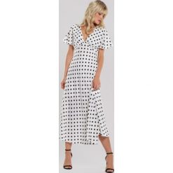 Biała Sukienka Brevity. Białe sukienki damskie Renee, s, bez wzorów, eleganckie, bez kołnierzyka, z krótkim rękawem, krótkie, mini, rozkloszowane. Za 109,99 zł.