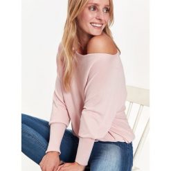 CIENKI SWETER Z DEKOLTEM WODA. Różowe swetry klasyczne damskie marki Top Secret, na zimę, z dzianiny, z dekoltem w łódkę. Za 79,99 zł.