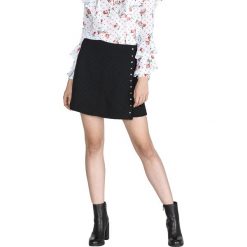 Guess Doreen Spódnica Czarny. Czarne spódniczki damskie Guess, xs, z aplikacjami, z poliesteru. Za 331,95 zł.