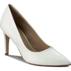 Szpilki SOLO FEMME - 75403-88-H52/000-04-00 Biały. Białe szpilki ze skóry licowej Solo Femme, bez wzorów, bez obcasa, na obcasie, bez zapięcia. W wyprzedaży za 229,00 zł.