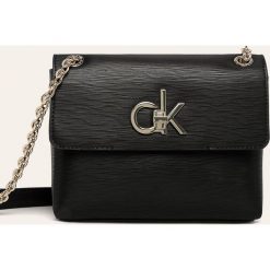 Calvin Klein - Torebka. Czarne listonoszki damskie Calvin Klein, bez wzorów, ze skóry ekologicznej, na ramię, małe, bez dodatków. W wyprzedaży za 559,90 zł.