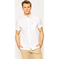 Koszula Tommy Jeans Poplin DM0DM07923. Białe koszule męskie Tommy Jeans, xl, bez wzorów, z jeansu, casualowe, bez kołnierzyka, bez rękawów. W wyprzedaży za 179,00 zł.