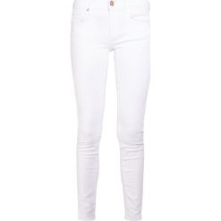 True Religion HALLE Jeans Skinny Fit optic white. Białe jeansy damskie marki True Religion, bez wzorów, z elastanu. W wyprzedaży za 671,20 zł.
