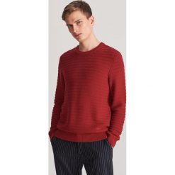 Sweter z ozdobnym splotem - Czerwony. Czerwone swetry damskie Reserved, s, bez wzorów, ze splotem, bez rękawów, bez kaptura. Za 69,99 zł.