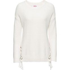 Sweter ze sznurowaniem bonprix biel wełny. Czarne swetry klasyczne damskie marki bonprix, z dzianiny, ze sznurowanym dekoltem. Za 79,99 zł.