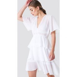 NA-KD Boho Sukienka z trójwarstwową falbanką - White. Białe sukienki damskie NA-KD Boho, bez wzorów, z poliesteru, boho, z falbankami, bez rękawów, kopertowe. Za 161,95 zł.