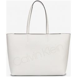 Calvin Klein Must Torebka Biały. Białe torebki klasyczne damskie Calvin Klein, bez wzorów, z materiału, bez dodatków. Za 686,95 zł.