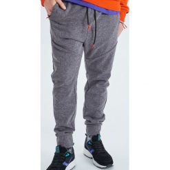 Dresowe joggery z kolekcji Modular - Jasny szary. Szare spodnie męskie marki Cropp, s, bez wzorów, z dresówki. Za 119,99 zł.