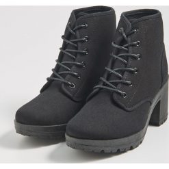 Botki basic na obcasie - Czarny. Czarne botki damskie Sinsay, bez obcasa, na obcasie, bez zapięcia. Za 59,99 zł.