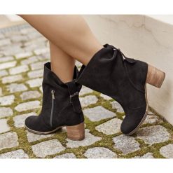 Botki na słupku - skóra naturalna - model 497 - kolor czarny welur. Czarne botki damskie Zapato, na zimę, z jeansu, klasyczne, za kostkę, bez obcasa, na obcasie, na klamry. Za 399,00 zł.