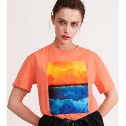T-shirt z grafiką - Pomarańczowy. Pomarańczowe t-shirty damskie Reserved, s, bez wzorów, bez kołnierzyka. W wyprzedaży za 44,99 zł.