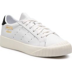 Buty adidas - Everyn W CQ2042 Ftwwht/Ftwwht/Cblack. Białe półbuty damskie Adidas, na co dzień, bez wzorów, ze skóry ekologicznej, bez obcasa, bez zapięcia. W wyprzedaży za 269,00 zł.
