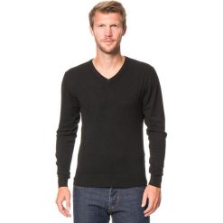 Sweter w kolorze czarnym. Czarne swetry męskie William de Faye, m, bez wzorów, z kaszmiru, bez kołnierzyka, bez kaptura. W wyprzedaży za 139,95 zł.