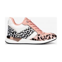 Guess Rejjy2 Tenisówki Różowy Biały. Różowe trampki i tenisówki damskie Guess, z aplikacjami, z materiału, bez zapięcia. Za 593,95 zł.