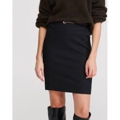 Spódnica z paskiem - Czarny. Czarne spódniczki damskie Reserved. Za 89,99 zł.