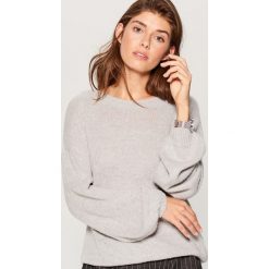 Sweter z bufiastymi rękawami - Szary. Szare swetry klasyczne damskie Mohito, l. W wyprzedaży za 59,99 zł.
