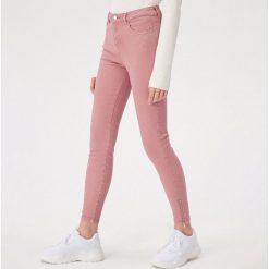 Spodnie skinny z wysokim stanem - Różowy. Różowe spodnie damskie Sinsay, s, bez wzorów, z podwyższonym stanem. Za 59,99 zł.