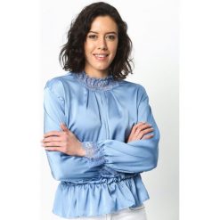 Niebieska Bluzka Lace Trims. Niebieskie bluzki asymetryczne Born2be, s, w koronkowe wzory, z koronki, z długim rękawem. Za 69,99 zł.