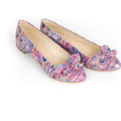 Kwiatowe balerinki z kokardą - skóra naturalna - model 048 - kolor fioletowe kwiaty. Fioletowe baleriny damskie Zapato, w kwiaty, ze skóry, bez obcasa. Za 299,00 zł.