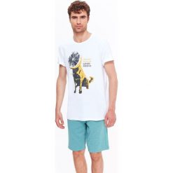 T-SHIRT MĘSKI Z NADRUKIEM. Białe t-shirty męskie Top Secret, na zimę, xxl, z nadrukiem, z bawełny, wakacyjne, bez kołnierzyka, krótkie. W wyprzedaży za 19,99 zł.
