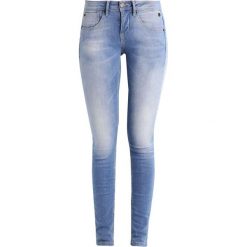 Freeman T. Porter CLARA Jeansy Slim fit flexy baby blue. Niebieskie rurki damskie Freeman T. Porter, z elastanu. W wyprzedaży za 265,30 zł.
