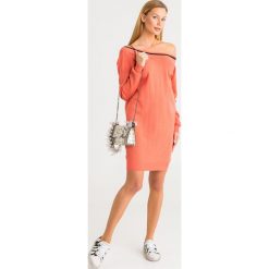 SUKIENKA Patrizia Pepe. Sukienki damskie Patrizia Pepe, bez wzorów, eleganckie, bez kołnierzyka, bez rękawów. W wyprzedaży za 445,00 zł.