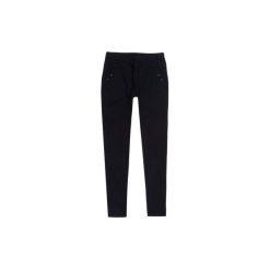 Spodnie damskie legginsy z kieszeniami gładkie. Czarne legginsy marki TXM. Za 24,99 zł.