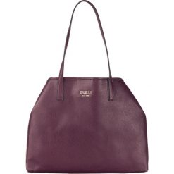Guess Vikky Large Torebka Czerwony Fioletowy. Czerwone torebki klasyczne damskie Guess, z aplikacjami, z materiału. Za 602,95 zł.