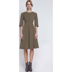Khaki Wizytowa Sukienka z Szerokim Dołem w Zakładki. Brązowe sukienki damskie wieczorowe marki Molly.pl, do pracy, s, z okrągłym kołnierzem, dopasowane. Za 149,00 zł.